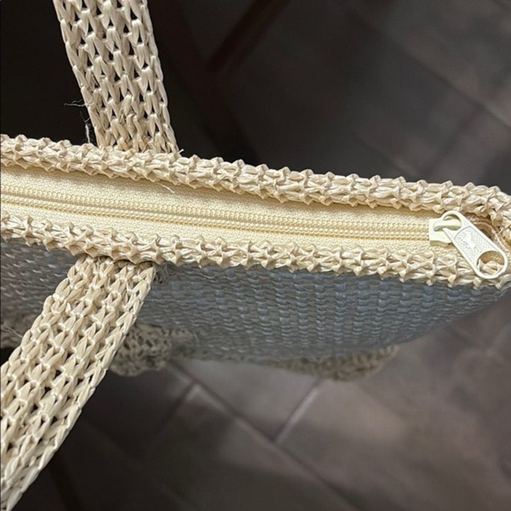 Elegant Two-Tone straw like Woven Tote Baglined with pockets - Picture 7 of 10
